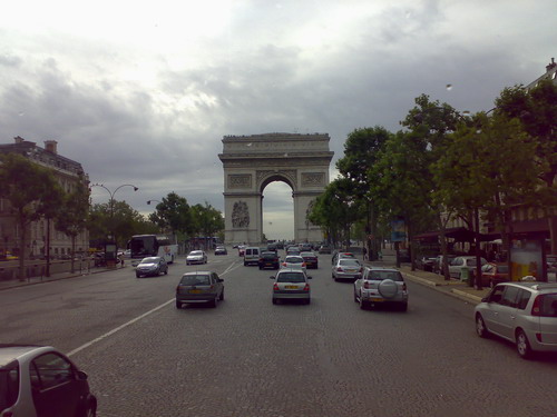 Arc de Triomphe z busu na Champs Elysee