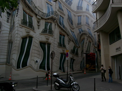 Takto zaujimavo bolo obalene lesenie na jednej budove blizko Avenue Champs Elysee