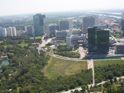 Vyhlad z veze DonauTurm vo Viedni na UNO City, august 2005