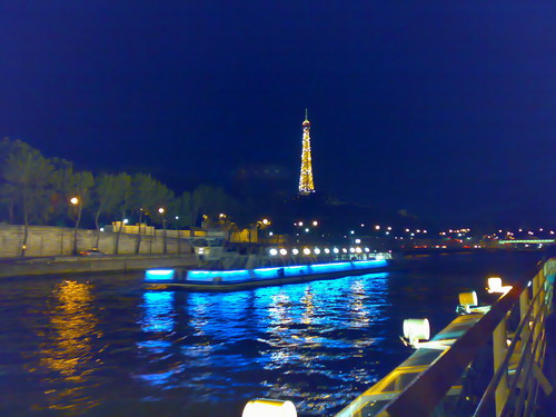 La tour Eiffel z lode o 23:05