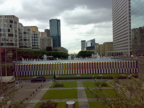 Z la Defense pohlad na l Arc de Triomphe